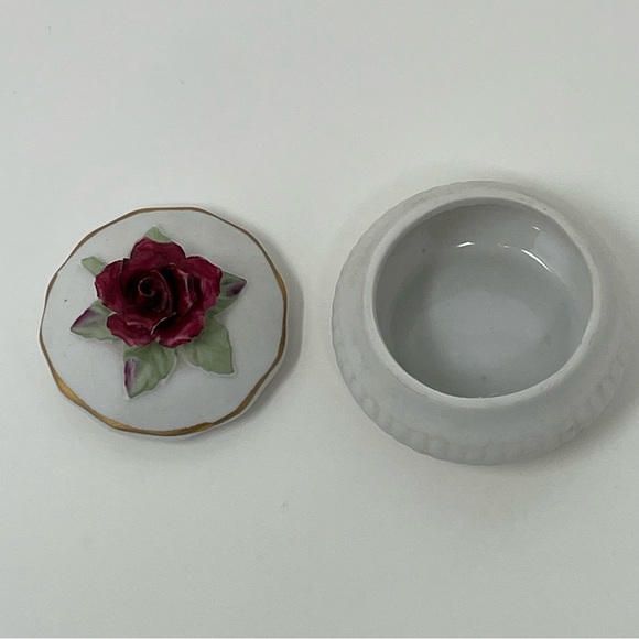 Vintage Delicate Red Rose Floral Miniature Trinket box with Lid, Made in Japan - Picture 4 of 8